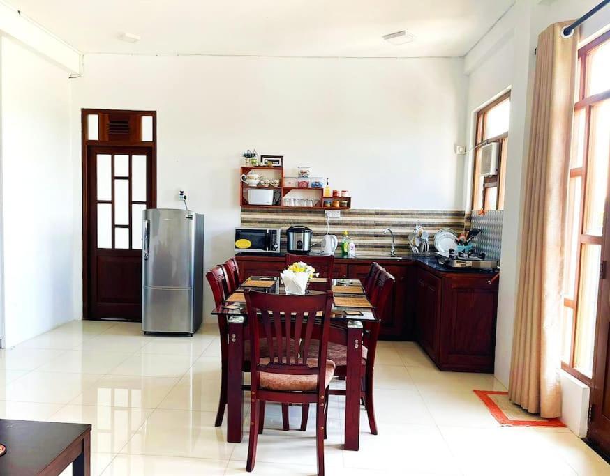 קנדי Saru Holiday Apartment - Upto 6 Guests מראה חיצוני תמונה