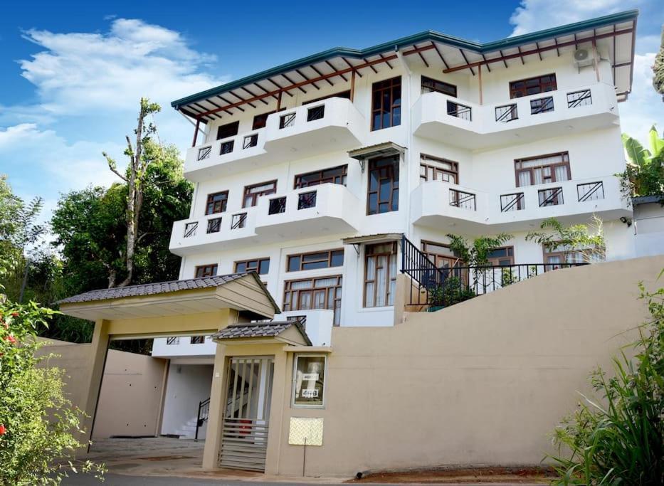 קנדי Saru Holiday Apartment - Upto 6 Guests מראה חיצוני תמונה