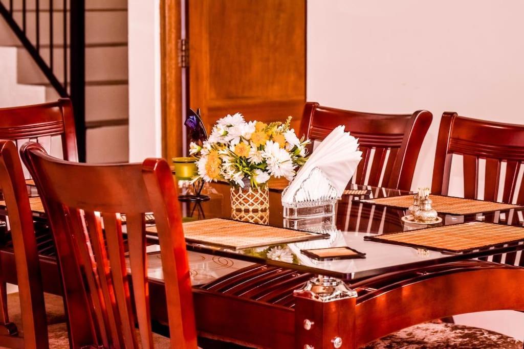 קנדי Saru Holiday Apartment - Upto 6 Guests מראה חיצוני תמונה