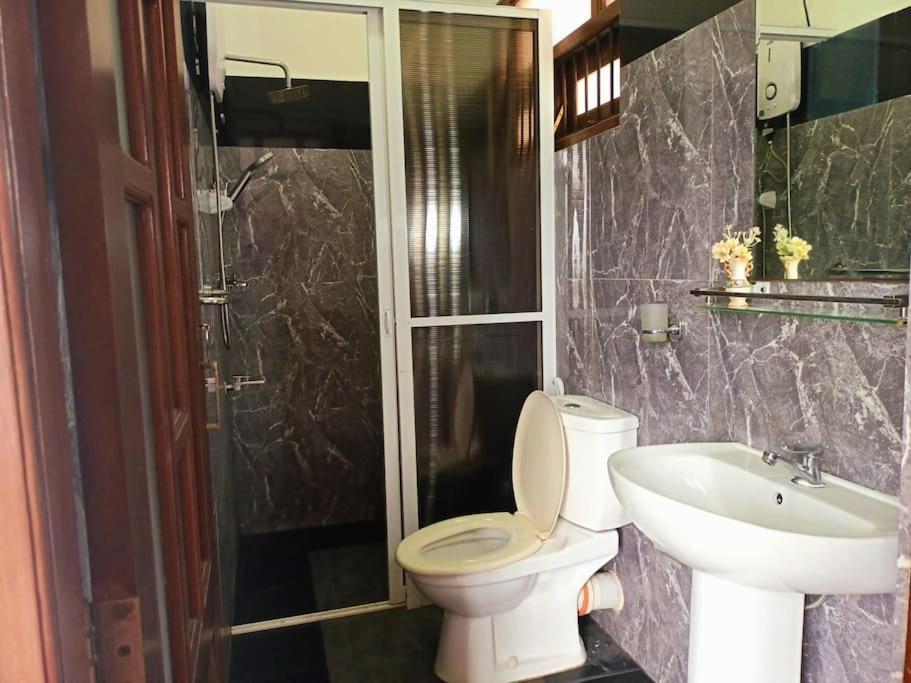 קנדי Saru Holiday Apartment - Upto 6 Guests מראה חיצוני תמונה