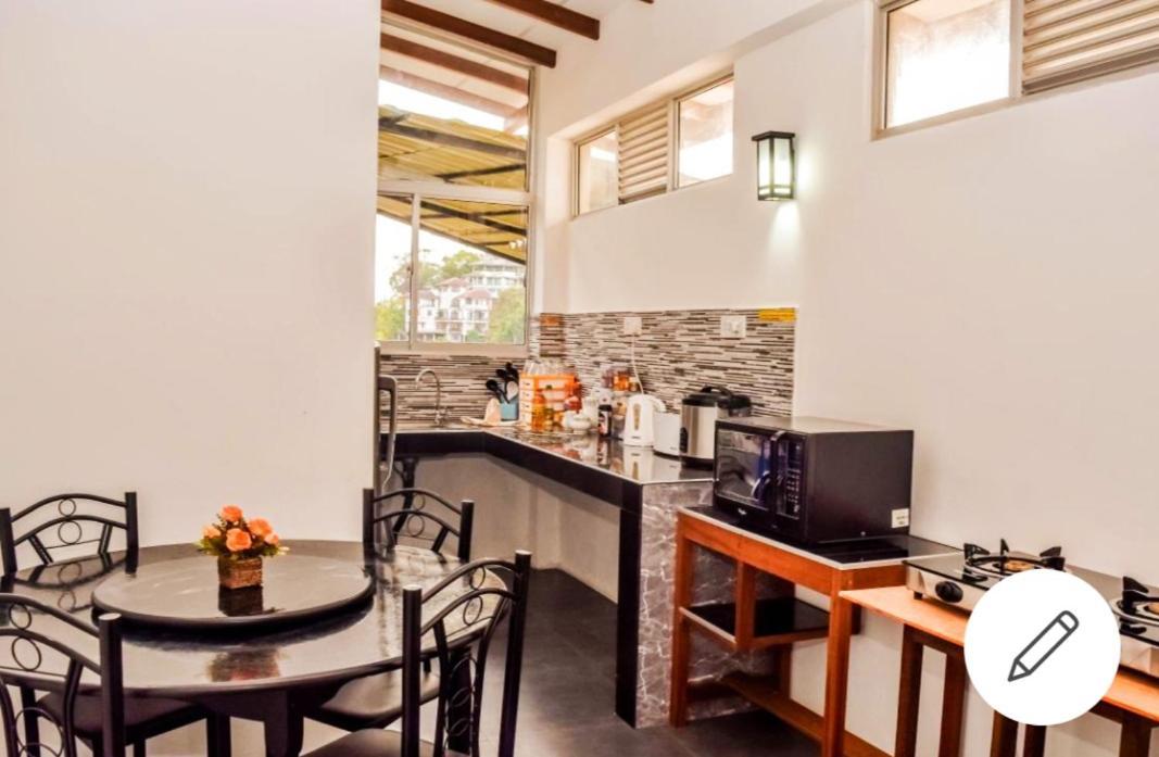 קנדי Saru Holiday Apartment - Upto 6 Guests מראה חיצוני תמונה